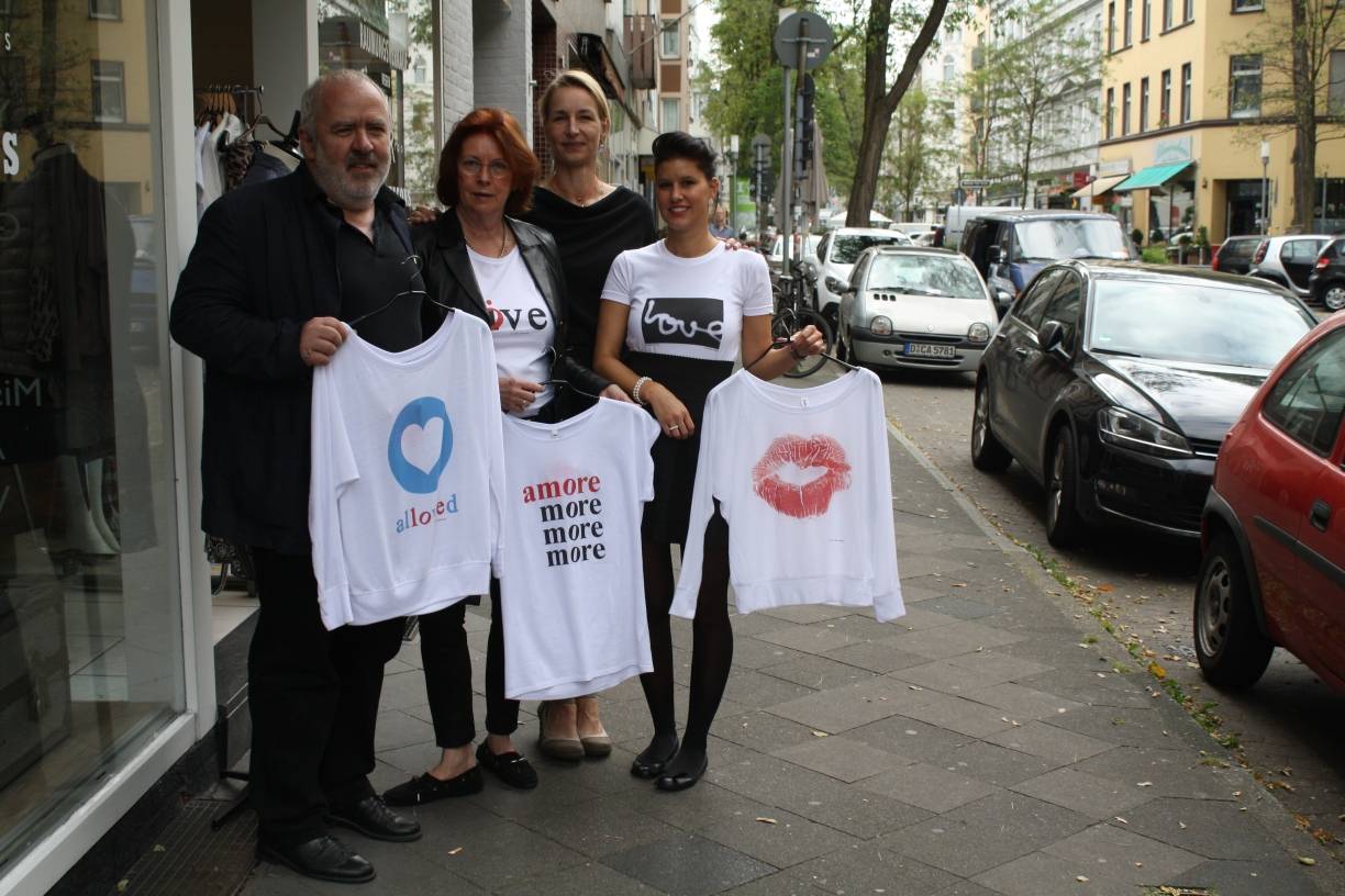  Sie wollen mit ihren T-Shirts auch beim Indian Summer auf der Lorettostraße mehr Liebe in die Welt bringen (v. l.): Der Künstler Volker Hildebrandt, Claudia Rüdinger, Christina Dehn und Sarah Stiurins. 