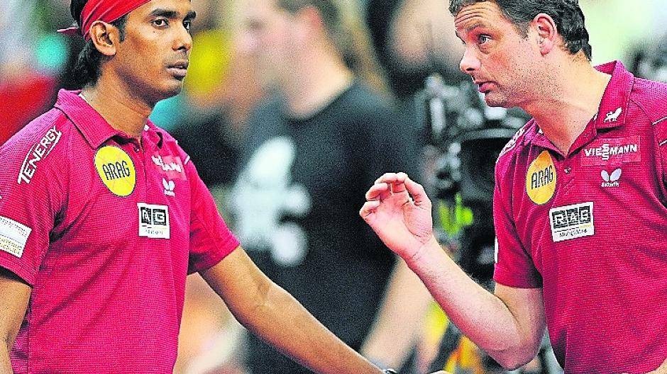 Borussia-Coach Danny Heister (r.) im Gespräch mit Schützling Kamal Achanta. 