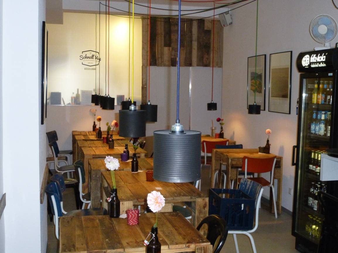  Die Tische aus Europaletten und die Lampen aus Konservendosen sind Eigenbau. 