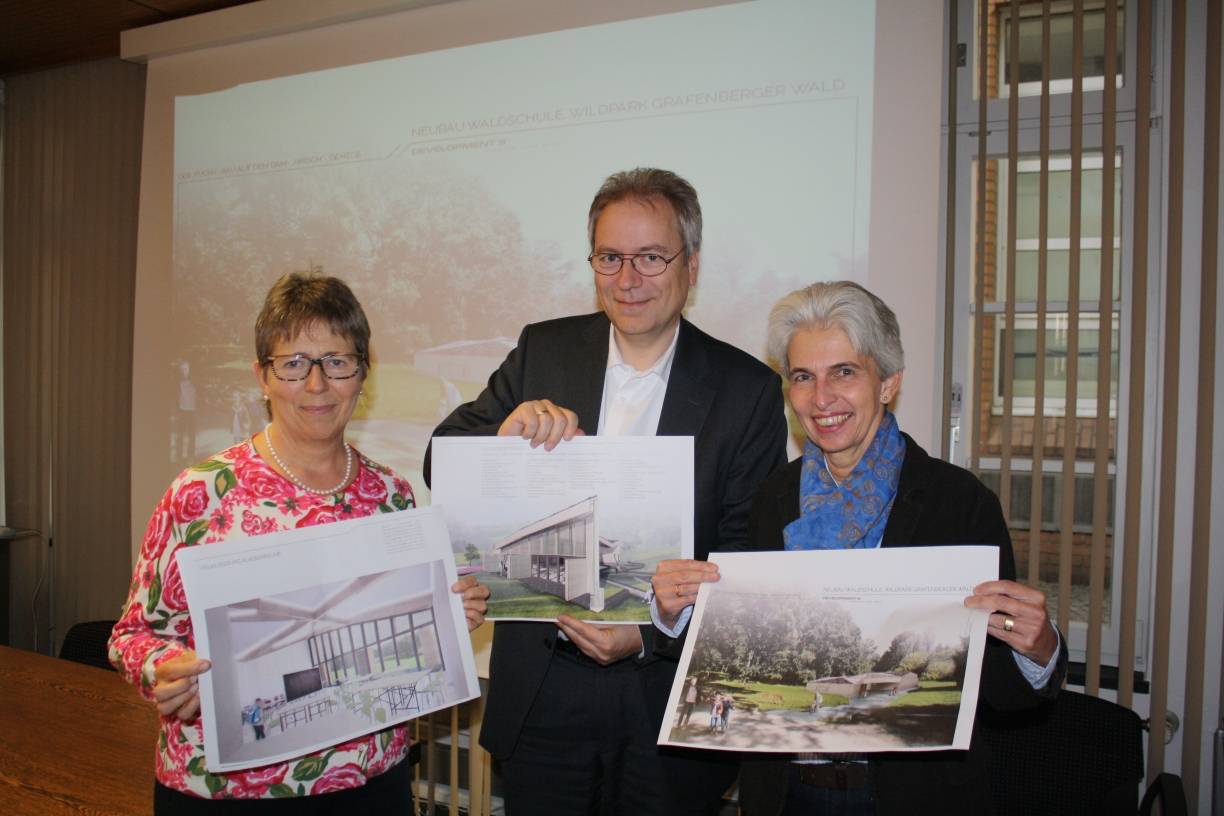  Helga Leibauer, Rüdiger Gutt und Marie-Agnes Strack-Zimmermann freuen sich über die gelungenen Entwürfe für die neue Waldschule. 