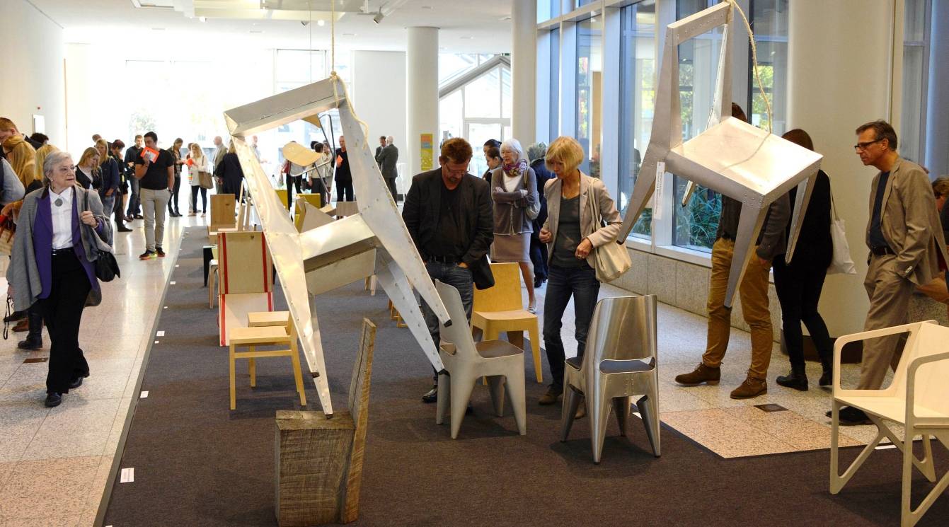  Schon die Ausstellungseröffnung lockte viele interessierte Besucher an. 