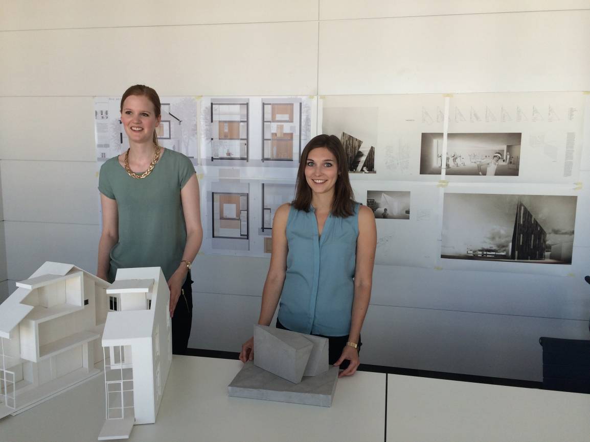  Die Preisträgerinnen Johanna Böckmann (l.) und Leonie Wolf mit den Zeichnungen und Modellen ihrer Bachelor-Arbeiten.  