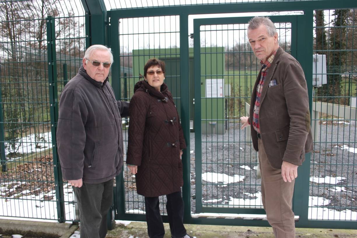  Rosemarie und Hans Momm sowie der Politiker Rainer Klöpper (r.) vor einer Absperrstation der Leitung in Hubbelrath. 