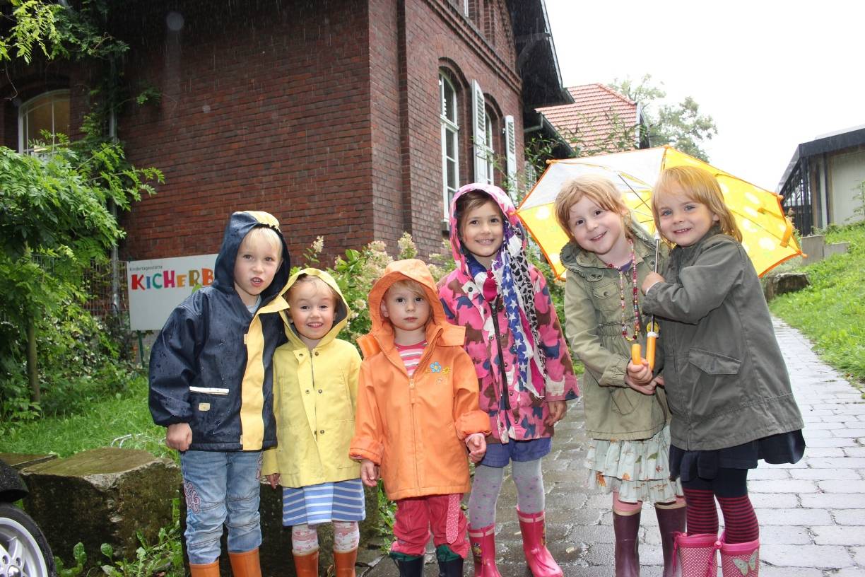  Klara, Johann und all die anderen Kinder der „Kicherbohne“ freuen sich auf Besucher - und auf besseres Wetter. 