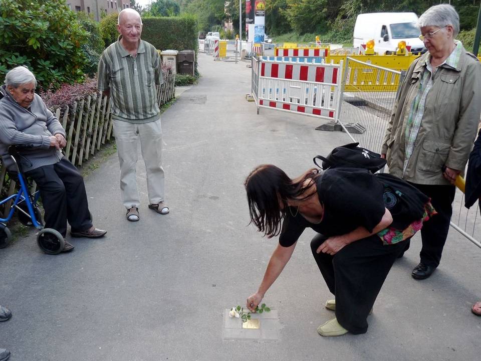  Erika Bosch legt eine weiße Rose auf den Stolperstein für Walter Schmitz. Die Gerresheimerin stiftete das Mahnmal. 