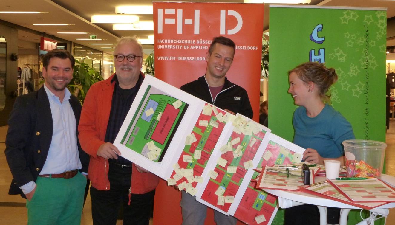  Sind aufs Ergebnis gespannt (v. li.): Tobias Agthe vom Centermanagement, Prof. Dr. Ulrich Deinet von der Fachhochschule Düsseldorf und seine beiden Mitarbeiter David Gilles und Sophie Thomas am Stand der FH in den Düsseldorf Bilk Arcaden. 