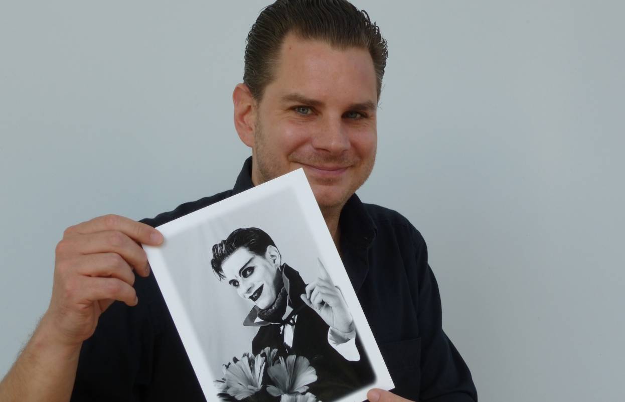  Guido Hoehne ungeschminkt und ein Foto von Guido Hoehne als Bühnenfigur „Tiberius Schlabberzahn“. Am 1. September ist er wieder im Theater Takelgarn, Philipp-Reis-Straße, zu sehen. 