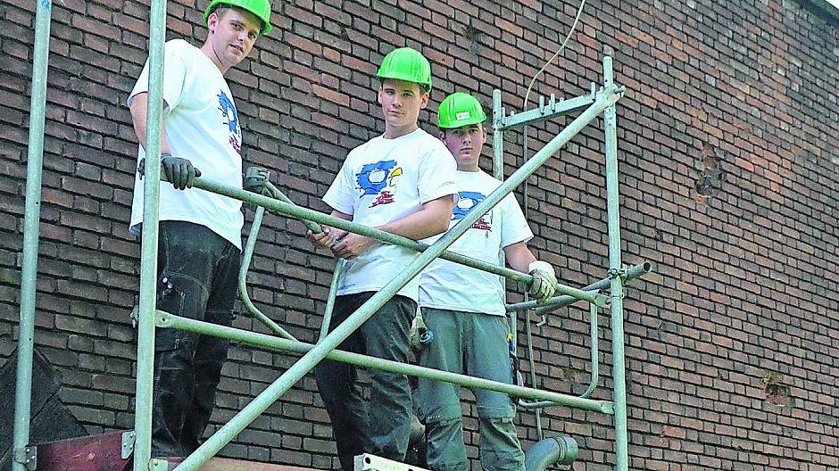  Eine Verjüngungskur für die Brücke zum Kaiserswerther Markt: Die Betonbau-Azubis Sebastian Mursch, Pierre Hahn und Dennis Beurer (v. l.) reinigen und ersetzen die Steine der Brücke. 