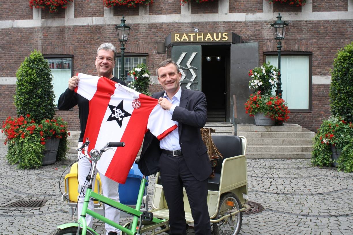  Manes Meckenstock (l.) und Thomas Geisel mit einigen der Stücke, die man am Samstag ersteigern kann. 
