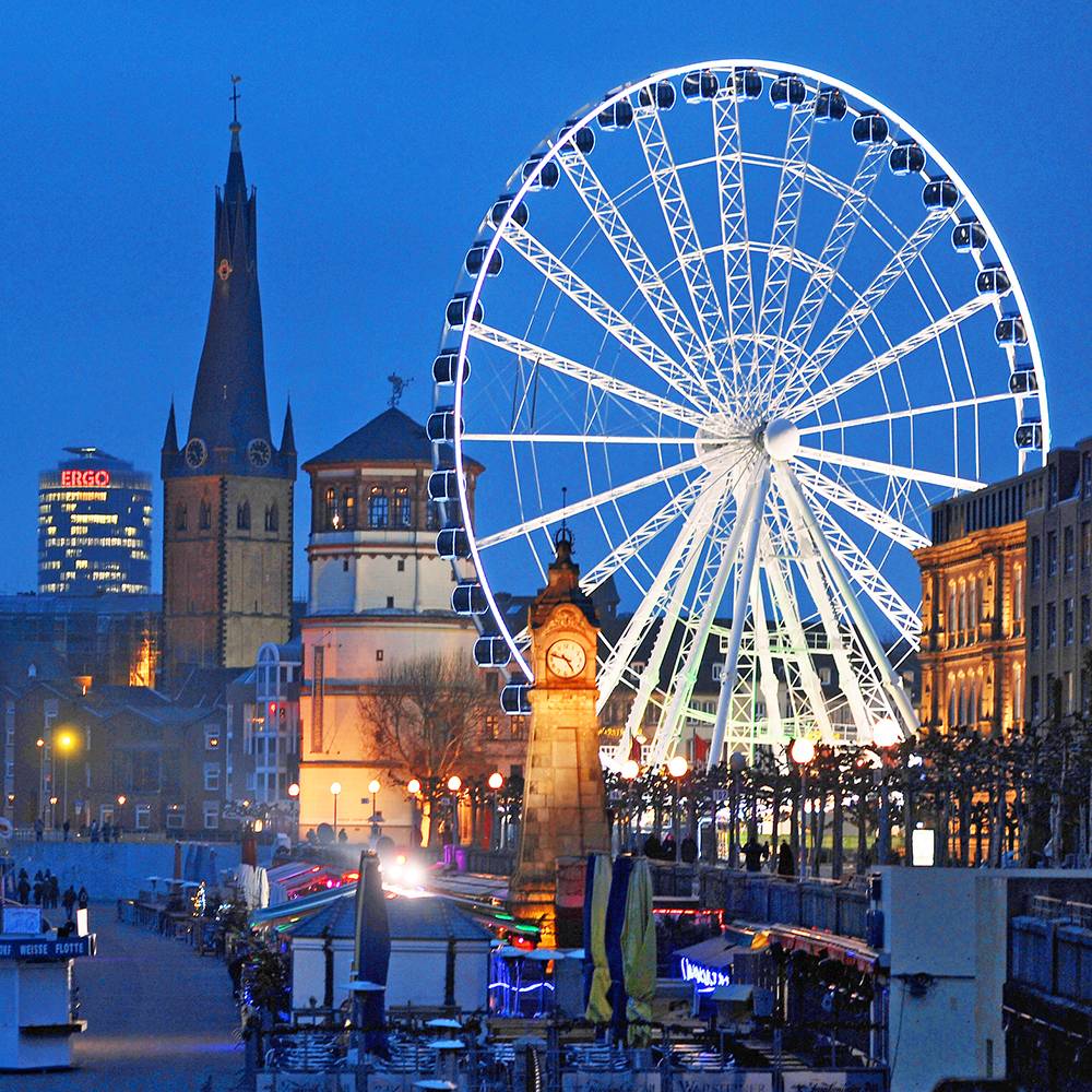  So schön beleuchtet kennen und schätzen die meisten Düsseldorfer das Riesenrad am Burgplatz. 