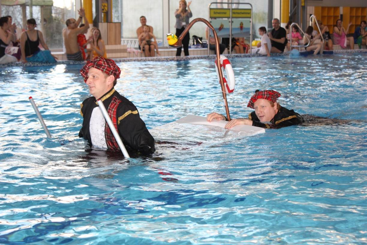  Fantasievolle Verkleidungen sind beim Badewannenrennen mindestens so wichtig wie die sportliche Herausforderung. 