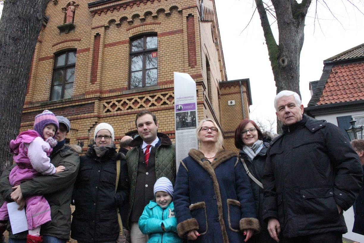  Die Familie Wensel vor der neuen Stele am Aloysianum. 