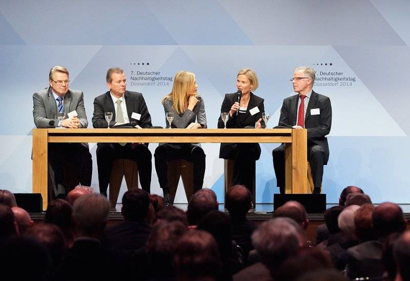  Gemeinsam mit Vertretern aus Wirtschaft und Politik diskutierte Henkel-Personalvorstand Kathrin Menges (2. v. r.) über das Thema "Sustainability in Leadership." 