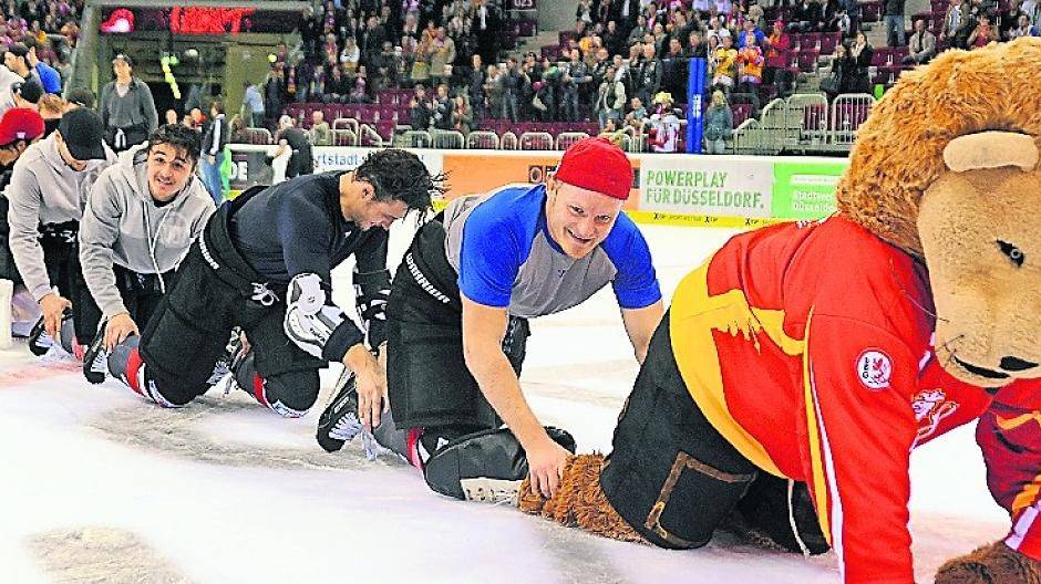  Die „Erfolgs-Raupe“ konnten die DEG-Cracks plus Maskottchen zuletzt nach dem Derby-Sieg gegen Köln auf dem Eis inszenieren. Jetzt muss man aber in Serie auswärts ran. 