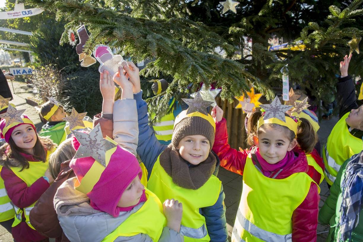  Die Lohausener Kita-Kinder bastelten bunte Kerzen, Engel und Weihachtssterne und schmückten damit die Weihnachtstanne. 