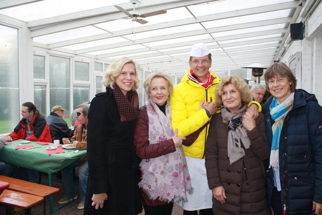  Die Düsseldorfer Tafel gibt es jetzt seit 20 Jahren (v.l.): Eva Fischer, Vorsitzende Heike Vongehr, Bäcker Josef Hinkel, 2. Vorsitzende und Schatzmeisterin Monika Lenz und Schriftführerin Mechthild Gilbert. 