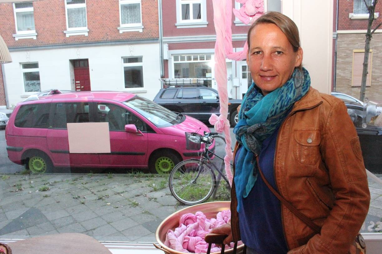  Inken Heske während ihrer Installation im SchauRuhm am Poth 5, mit Buntwäsche und dem Wagen von Anne, die ihn extra von Nantes nach Gerresheim fuhr.  