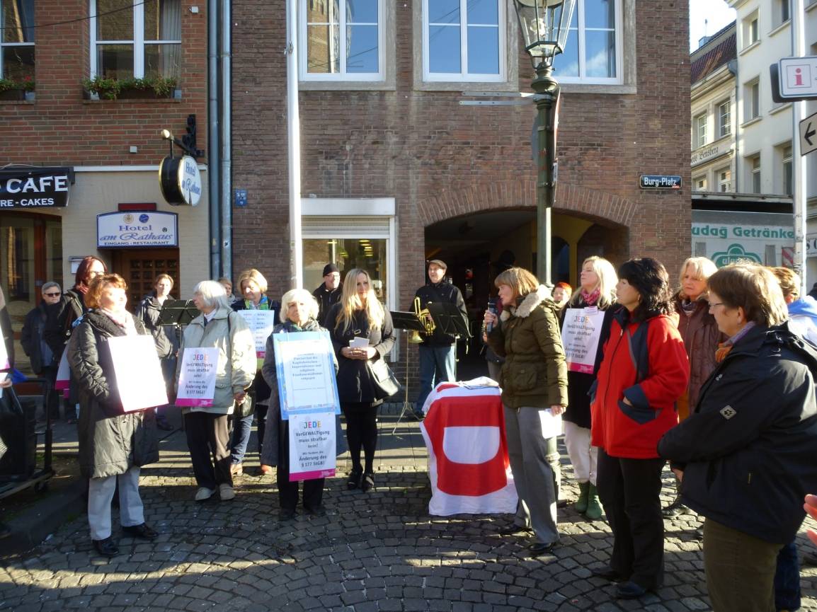  Am Dienstag trafen sich zahlreiche Frauen vor dem Rathaus zum Internationalen Gedenktag NEIN zu Gewalt an Frauen! Bürgermeisterin Klaudia Zepuntke begrüßte die Anwesenden. 
