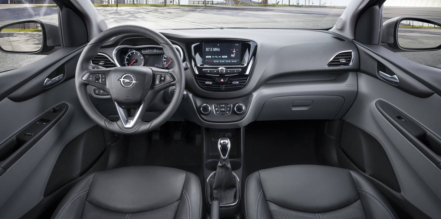  Der neue Opel Karl verfügt unter anderem über ein beheizbares Lenkrad und das Intelli-Link-Infotainment-System. 