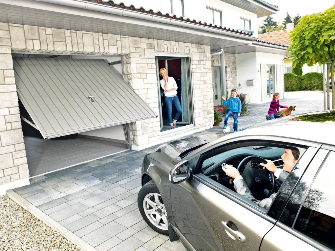  Motorisierte Garagen- und Außentorantriebe sind schon lange ein nützlicher Helfer, um bei jedem Wetter trocken und sicher in die Garage zu gelangen.  