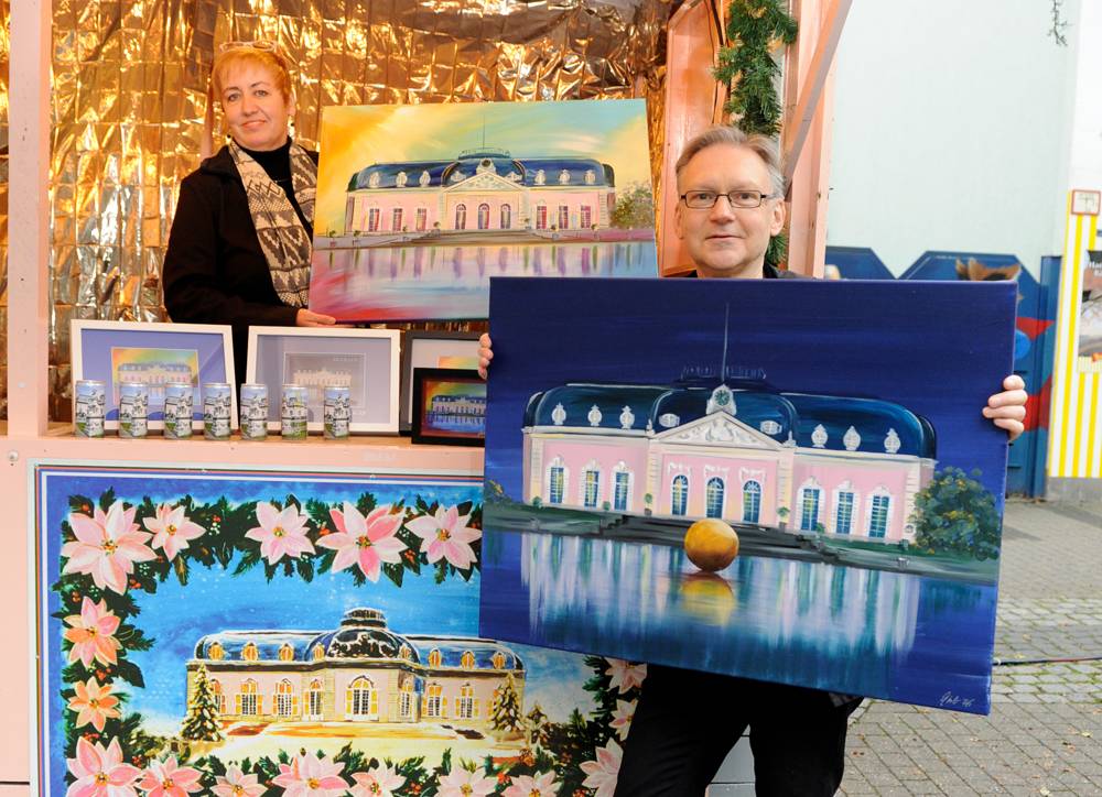  Künstlerin Gabriele Hofer (mit Düsseldorfer Anzeiger-Mitarbeiter Ulrich Preusser) und ihre beiden Motive vom Benrather Schloss. 