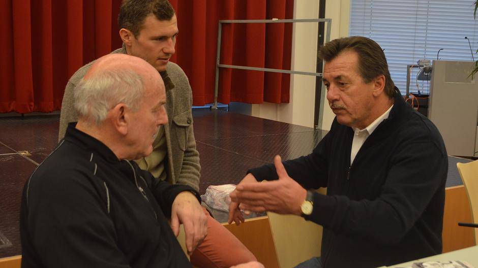 Experten unter sich: Oliver Fink (hinten) unterhält sich mit Egon Köhnen (l.) und...