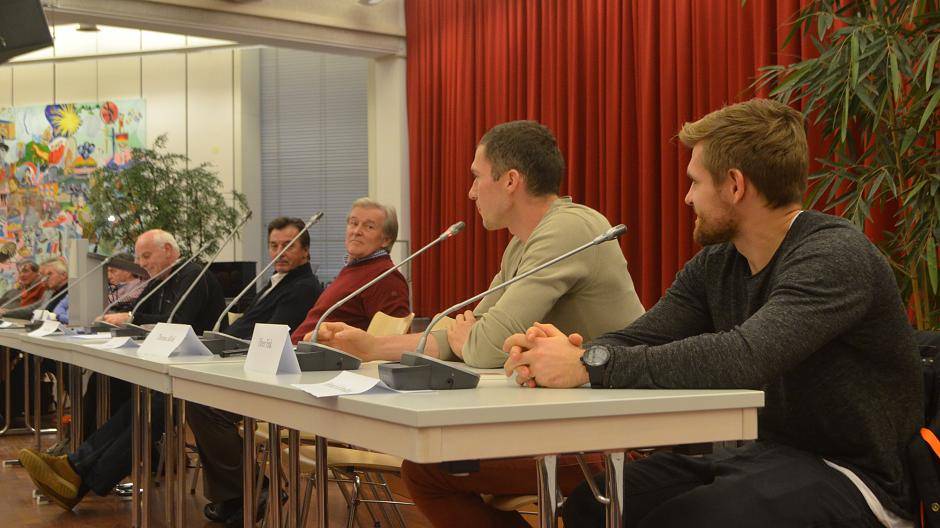 Heinrich Schmidtgal (r.) und Oliver Fink von Fortuna Düsseldorf blicken ehrfurchtsvoll...