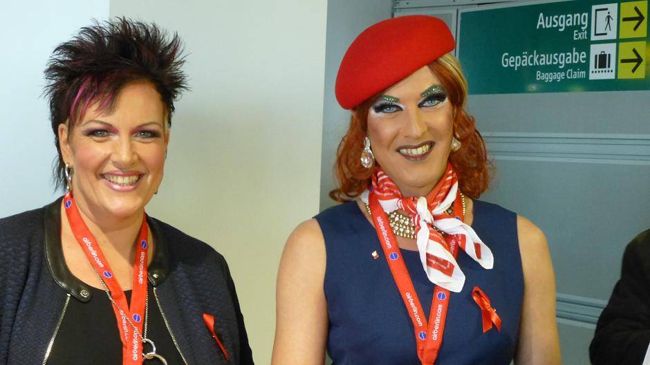 Fabelhaftes Bordpersonal: Wanda Kay (li.) und Andreas...