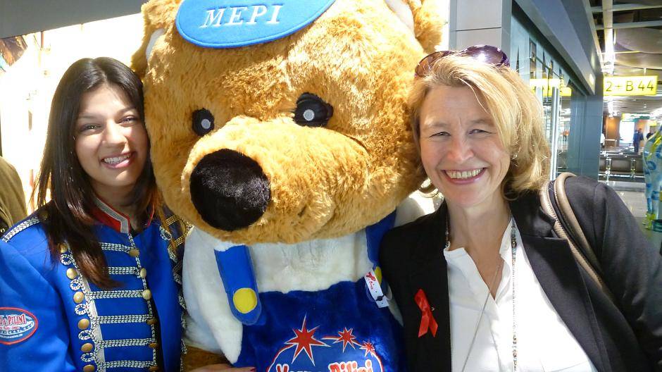 Düsseldorfer Anzeiger-Redakteurin Yvonne Hofer erliegt dem Charme von MEPI, dem...