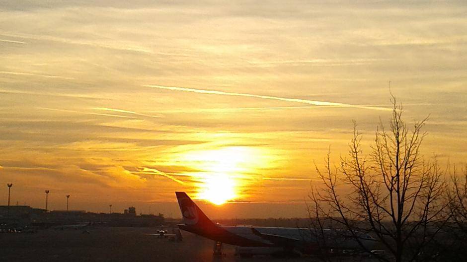 Nach der Landung: Wunderschöne Abendstimmung am Düsseldorfer Flughafen nach einem...