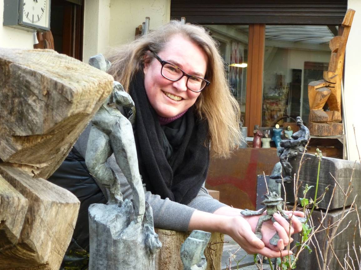  Sonja Zeltner-Müller mit Frosch in der Hand im zauberhaften Hinterhof ihrer „Kunstmüllerei“. 