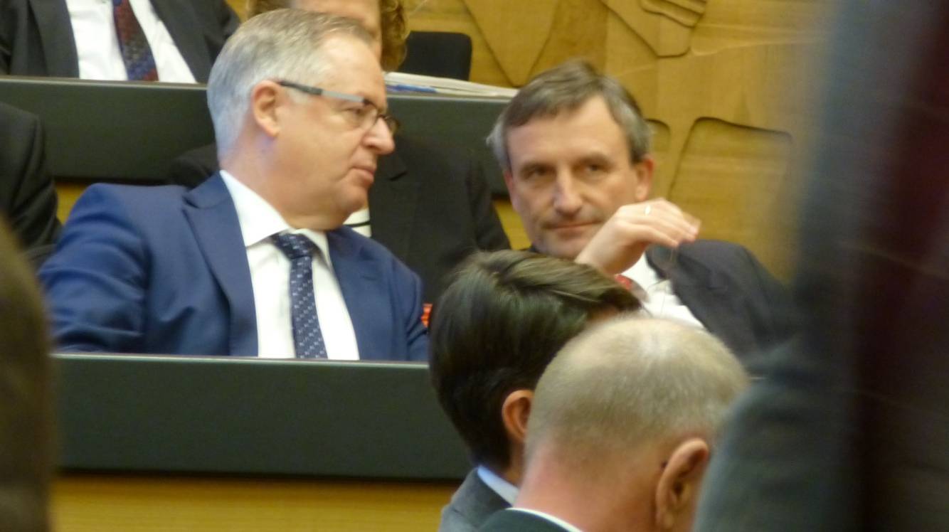  "Sie können jetzt nicht gehen. Ich will zu Ihnen reden." - OB Thomas Geisel setzt sich zu Stadtdirektor Manfred Abrahams, als Dr. Marie-Agnes Strack-Zimmermann ans Rednerpult geht. 