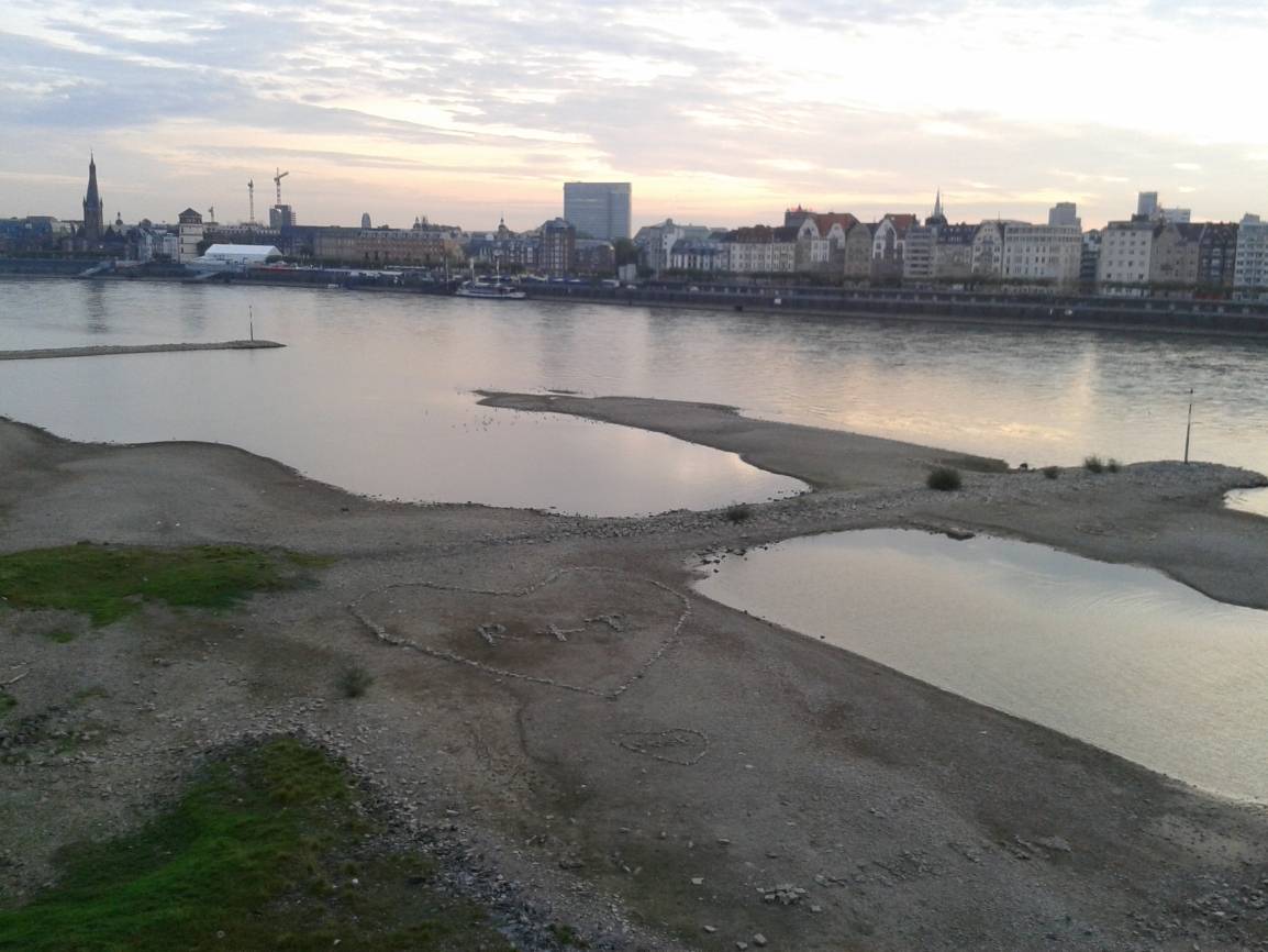  Beim täglichen Überqueren der Brücke fallen die unterschiedlichen Wasserstände des Rheins auf. 