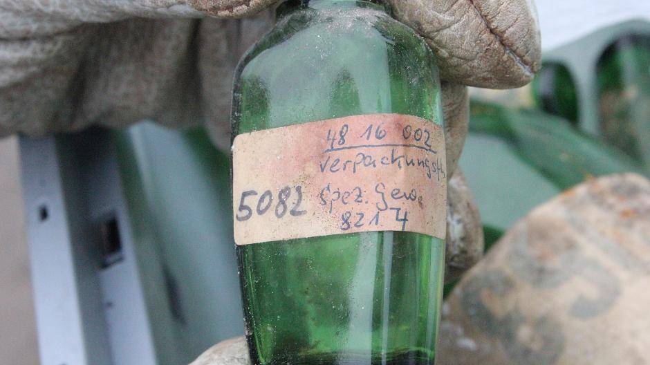 Ist das eine Schnäpschen-Flasche? Auf die Katalogisierer wartet...