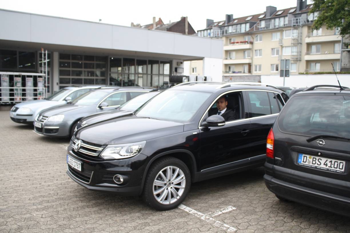  Ulas Algür, Verkaufsberater im Volkswagenzentrum Düsseldorf, lässt sich rückwärts einparken... 