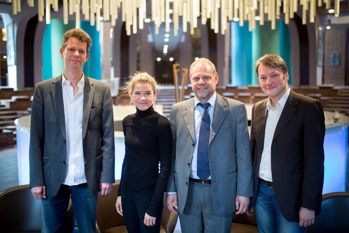  Martin Fratz, Dirigent des Benefizkonzertes, Anke Engelke, Bernd Pastors, Vorstandssprecher von action medeor und Orchestervorstand Martin Kevenhörster (v. li.).  