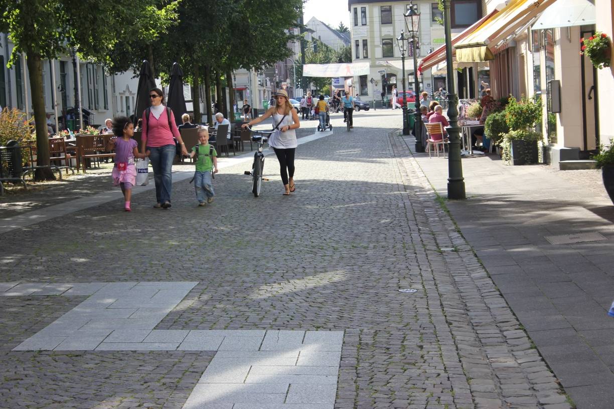  Die Bodenplatten geben einen Hinweis auf den Grundriss. 