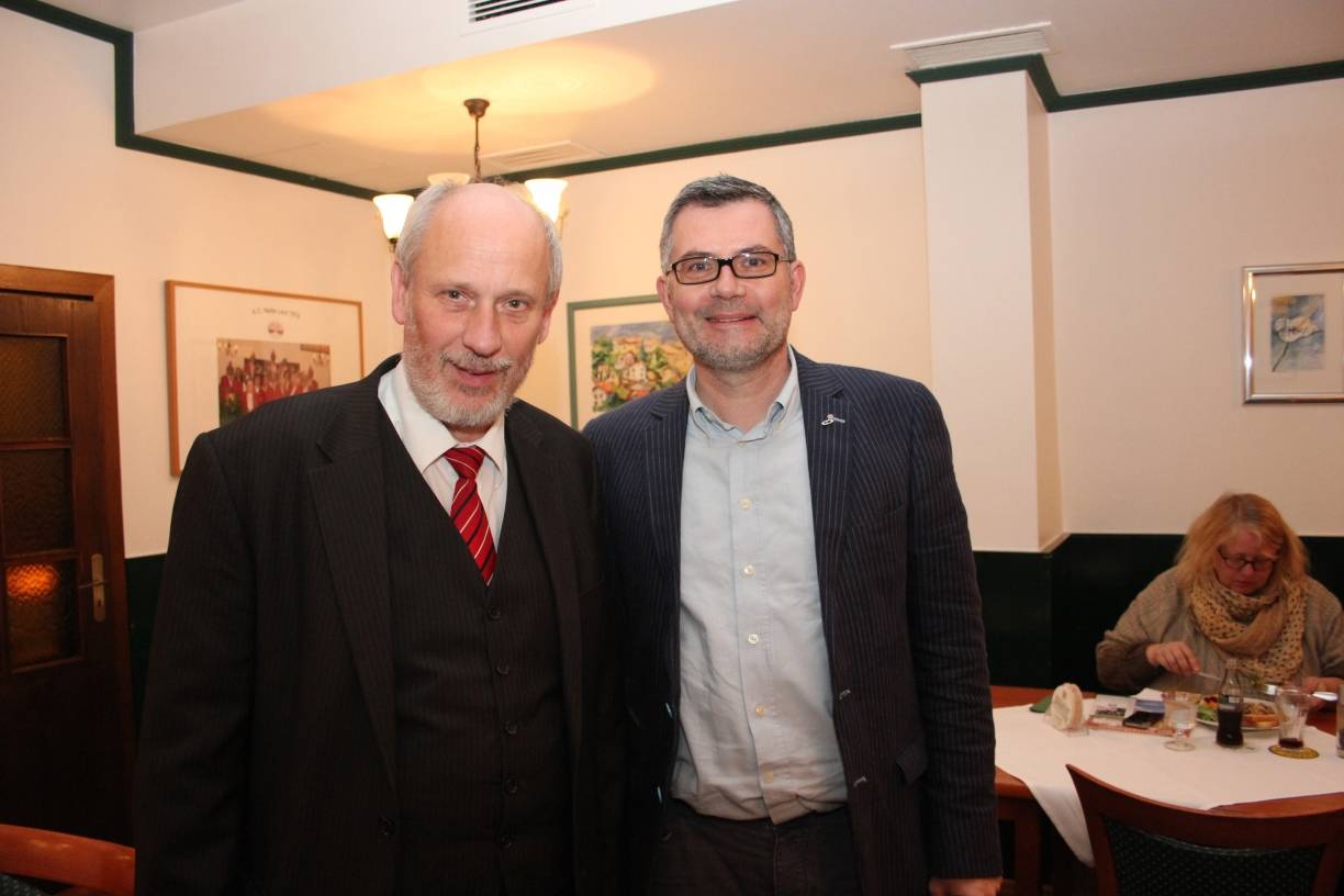  Zu Gast in Gerresheim: Der Bundesschatzmeister der SPD, Dietmar Nietan (r.) mit dem Staatssekretär Karl-Heinz Krems im „Jägerhof“ am Kölner Tor. 