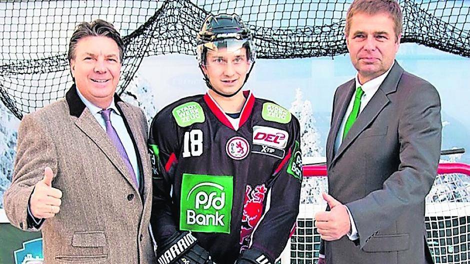  DEG-Geschäftsführer Jochen A. Rotthaus (l.), Spieler Dominik Daxlberger und PSD Bank-Chef August-Wilhelm Albert bei der Vorstellung der neuen Partnerschaft. 