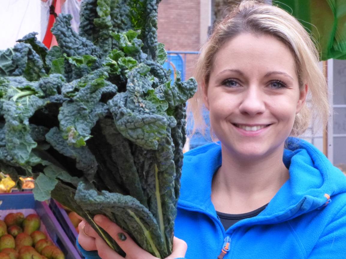  Das ist Nadine Eyckelers Neuer. Der Schwarzkohl sieht ein bisschen so aus, als hätte Grünkohl keine Lust gehabt, in Kopfform zu wachsen. 