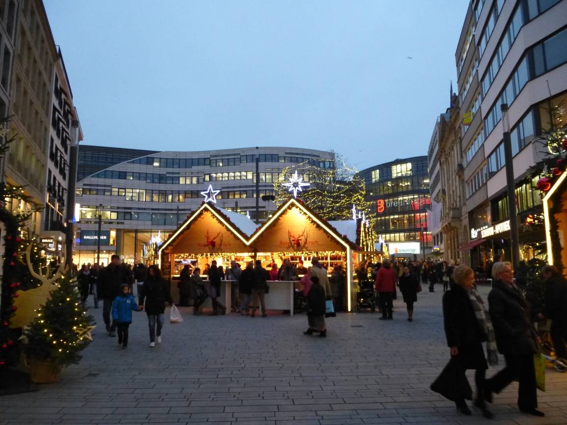  Der Weihnachtsmarkt auf dem Schadowplatz wird zum zweiten Mal von der Agentur Liganova organisiert. 