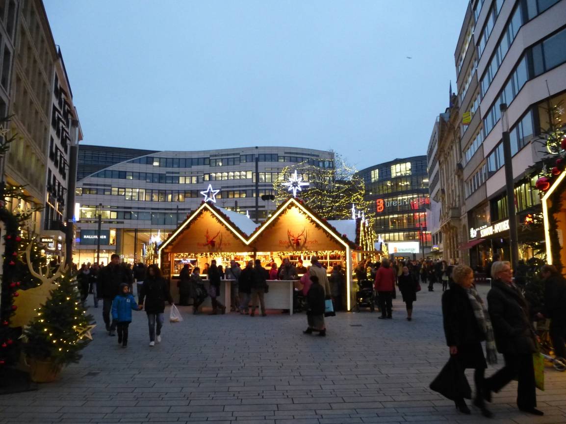 Rote Kugeln für den Schadowplatz