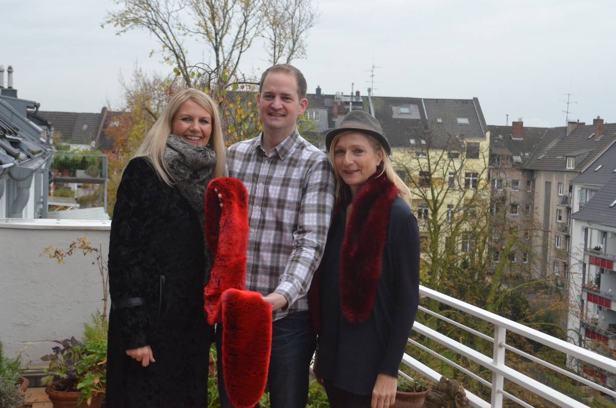  Auch der angehende Prinz Karneval Christian Zeelen (Mitte) probierte mit seiner Venetia Claudia Monréal (l.) die unechten Pelze von Bärbel Zech einmal aus. 