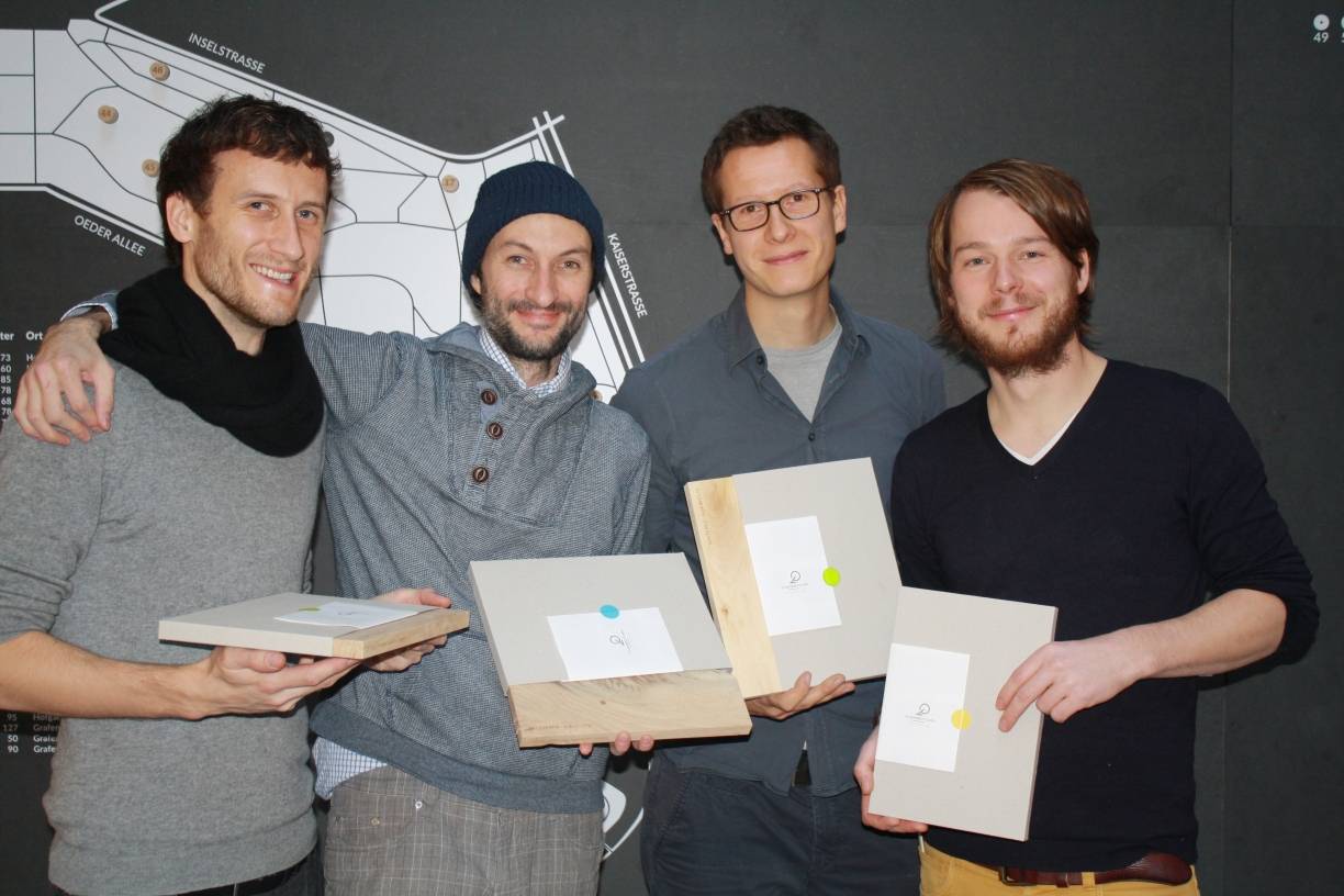  Die Düsseldorfer Gestalter Philipp Bilke, Daniel Goll, Philip Behrend und Tobias Jochinke (v.l.) zeigen stolz die fertigen Sturmbrettchen. 