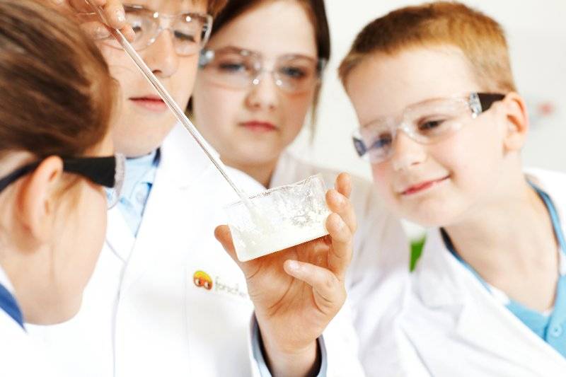  Mit Henkel schlüpfen Grundschüler in die Rolle von Forschern. 