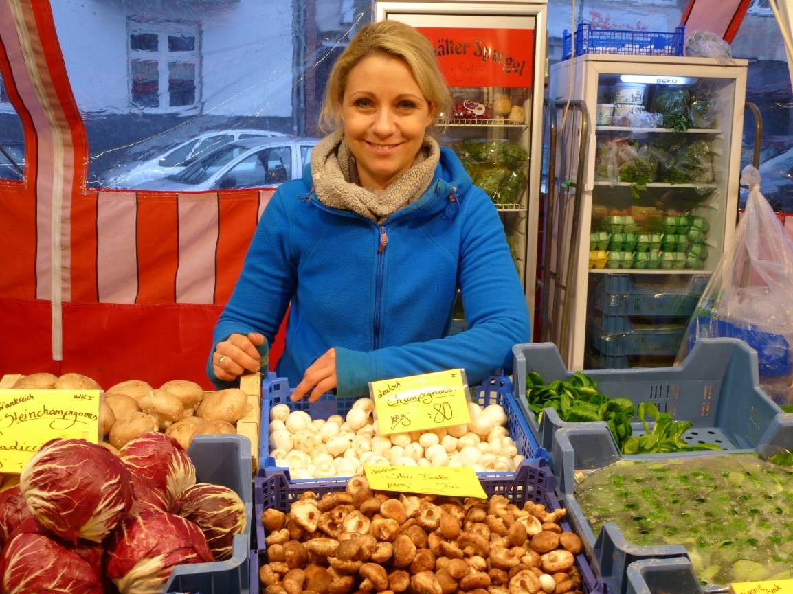  Champignons, Shiitake, Kräuterseitlinge und Austernpilze gibt's bei Nadine eigentlich immer. "Die Bio-Pilze kommen aus Österreich", verrät uns die Gemüse-Expertin. 