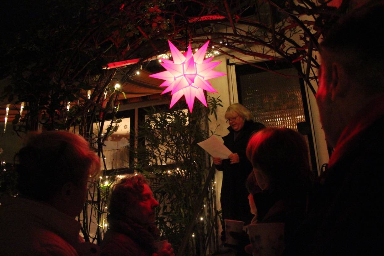  Waltraud Loose liest eine rührende Nikolaus-Geschichte in ihrem Garten.  