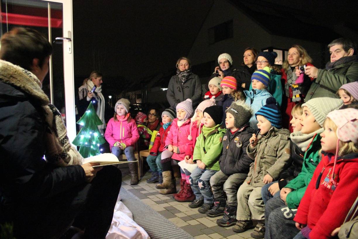  Gebannt lauschten die Kinder der spannenden Geschichte. 