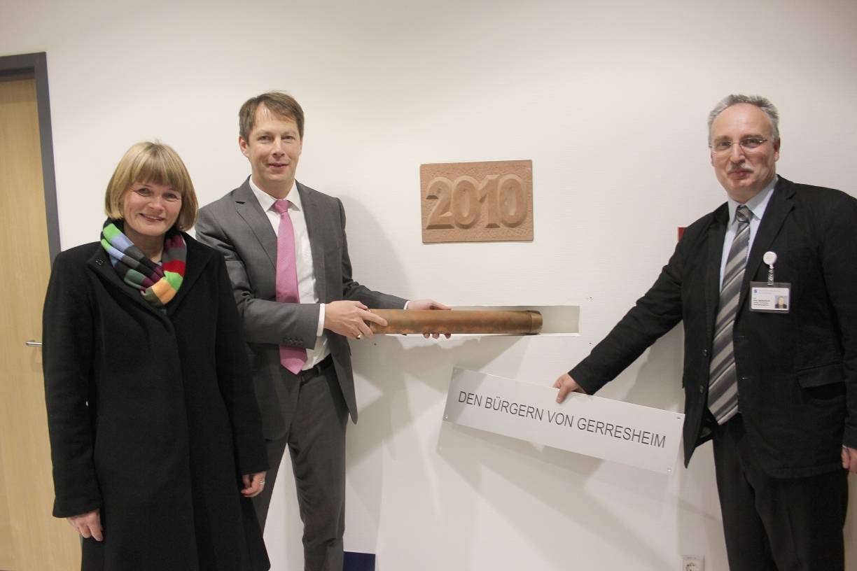  Bürgermeisterin Klaudia Zepuntke, Sana-Geschäftsführer Christian Engler und der technische Leiter des Krankenhauses, Dirk Balkenhoff (r.) komplettierten die Grundsteinlegung. 
