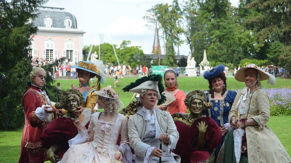 Der Schlossherr nimmt Platz auf der lebendigen...